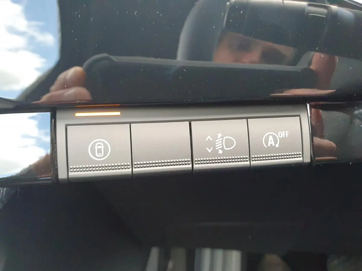 Gros plan sur les boutons de commande du tableau de bord de la Renault Clio VI, finition gris Rafale.