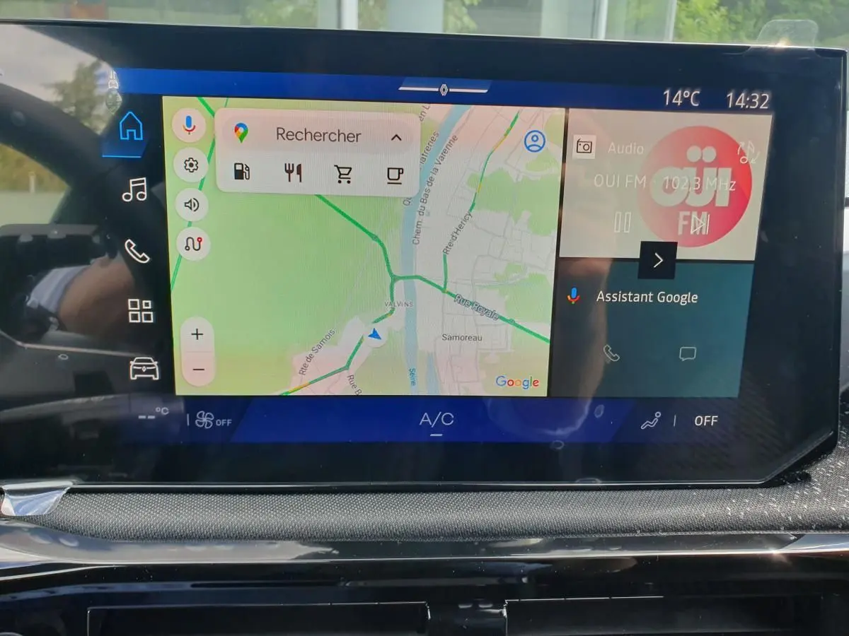 Écran tactile central 10,1” du système multimédia OpenR Link avec navigation Google Maps dans une Renault Clio VI gris Rafale.