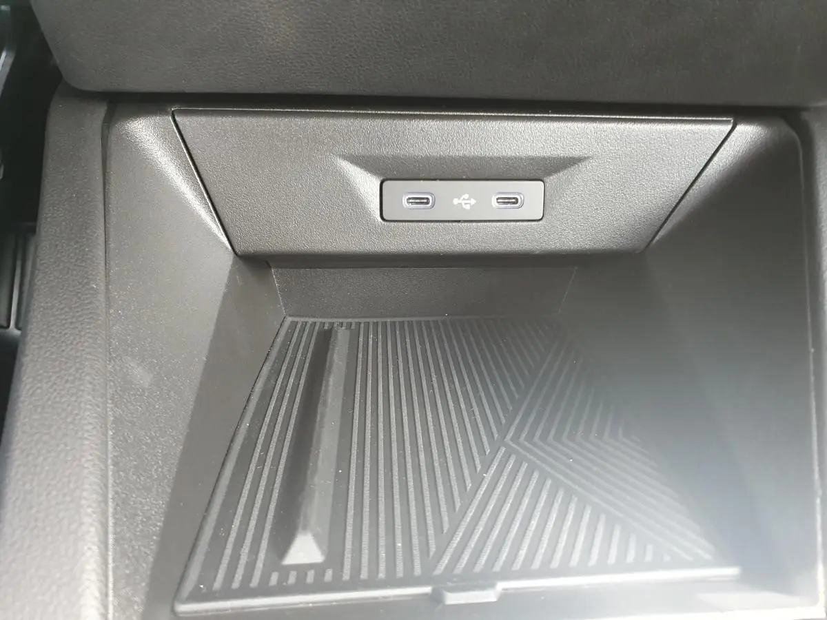 Gros plan sur la console centrale de la Renault Clio VI, montrant deux prises USB-C avec rétroéclairage.
