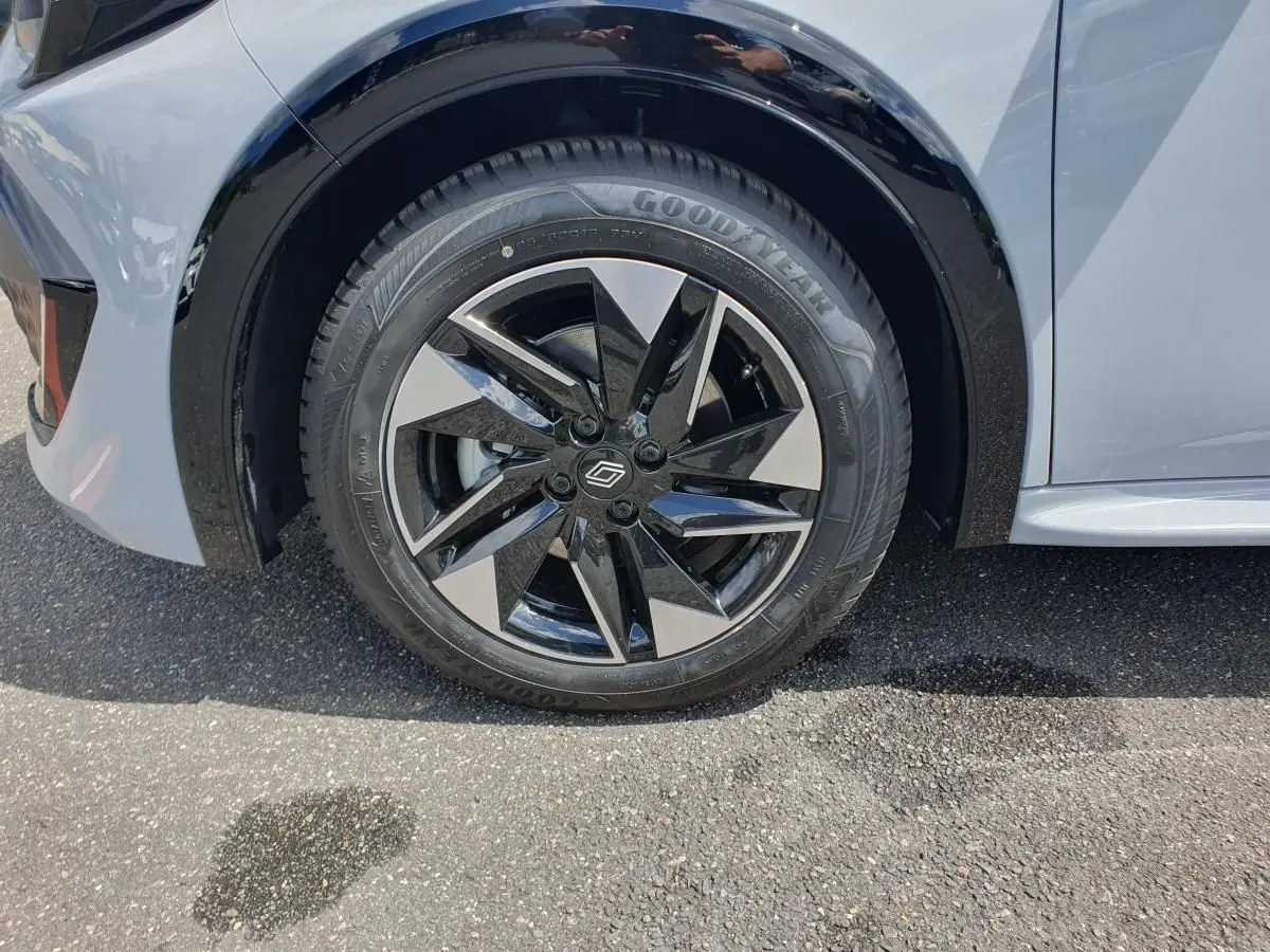 Gros plan sur la roue avant droite de la Renault Clio VI gris Rafale avec jante alliage diamantée noir 16 pouces.