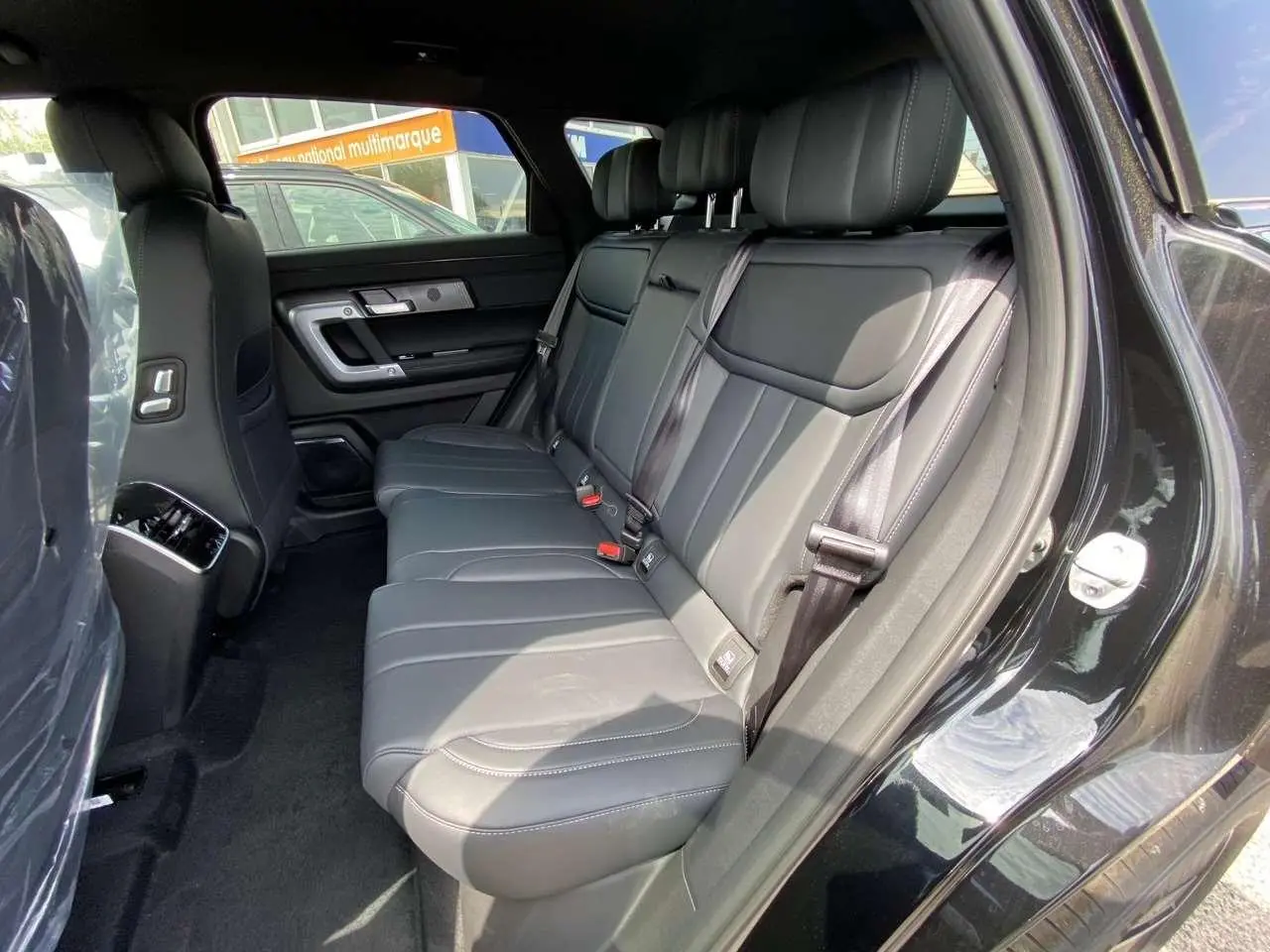 Vue intérieure côté droit des sièges arrière en cuir noir du JAECOO J7 1.5 PHEV Selective 2026 couleur Carbon Cristal Black.