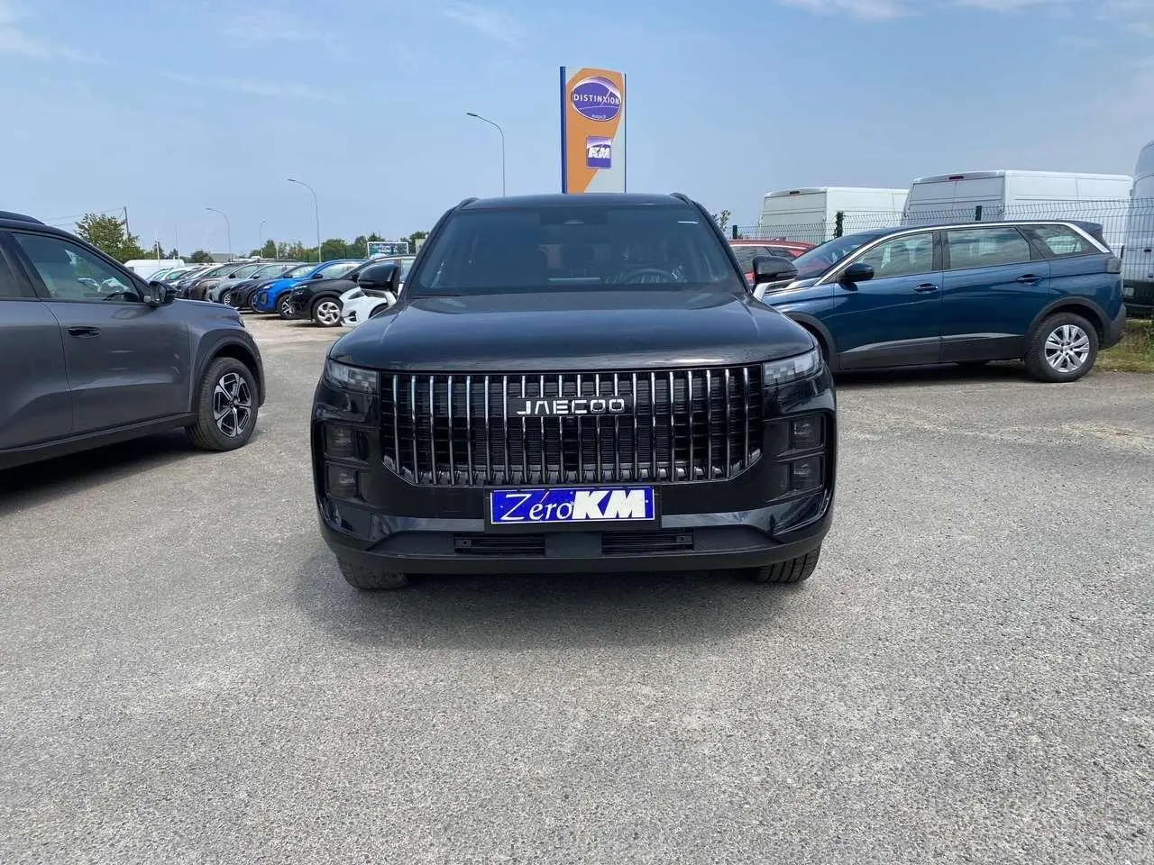 Vue frontale du JAECOO J7 1.5 PHEV Selective 2026 en noir Carbon Cristal, avec calandre verticale distinctive.