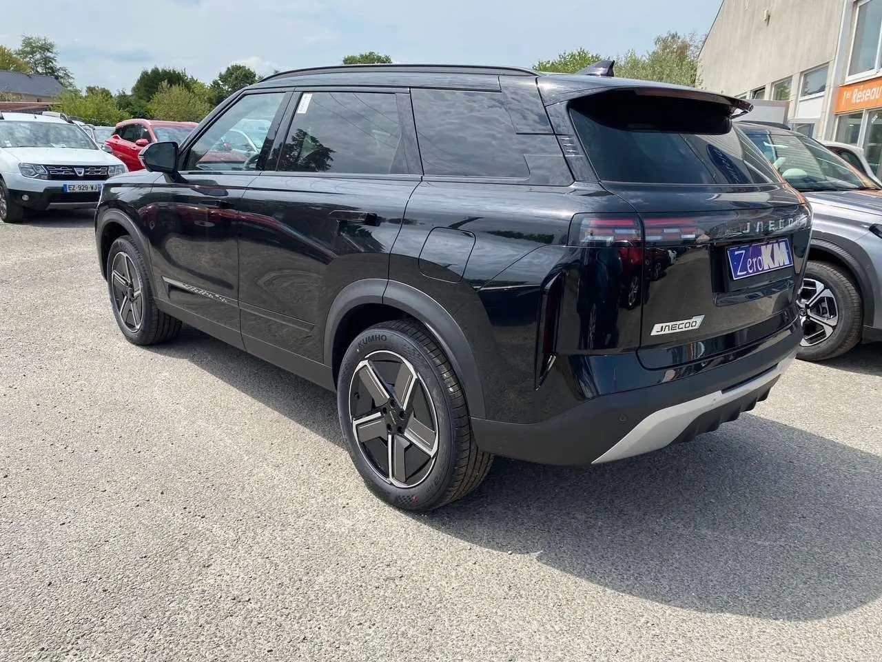 Vue 3/4 arrière droite du JAECOO J7 2026 en noir carbone, avec feux arrière horizontaux et jantes modernes.
