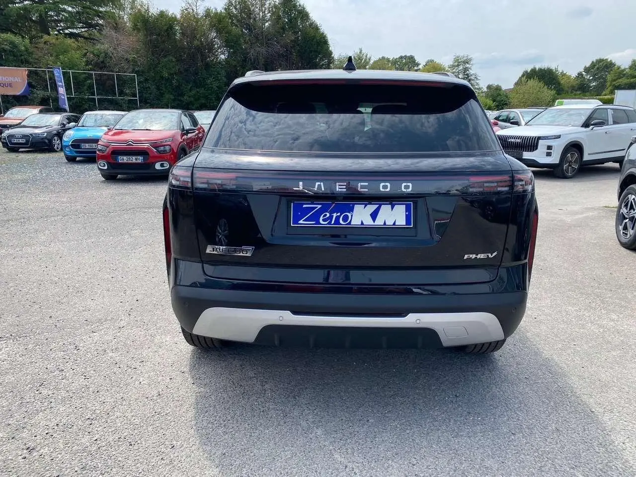 Vue arrière du SUV JAECOO J7 1.5 PHEV Selective 2026 en noir Carbon Cristal avec logo lumineux et plaque Zero KM.