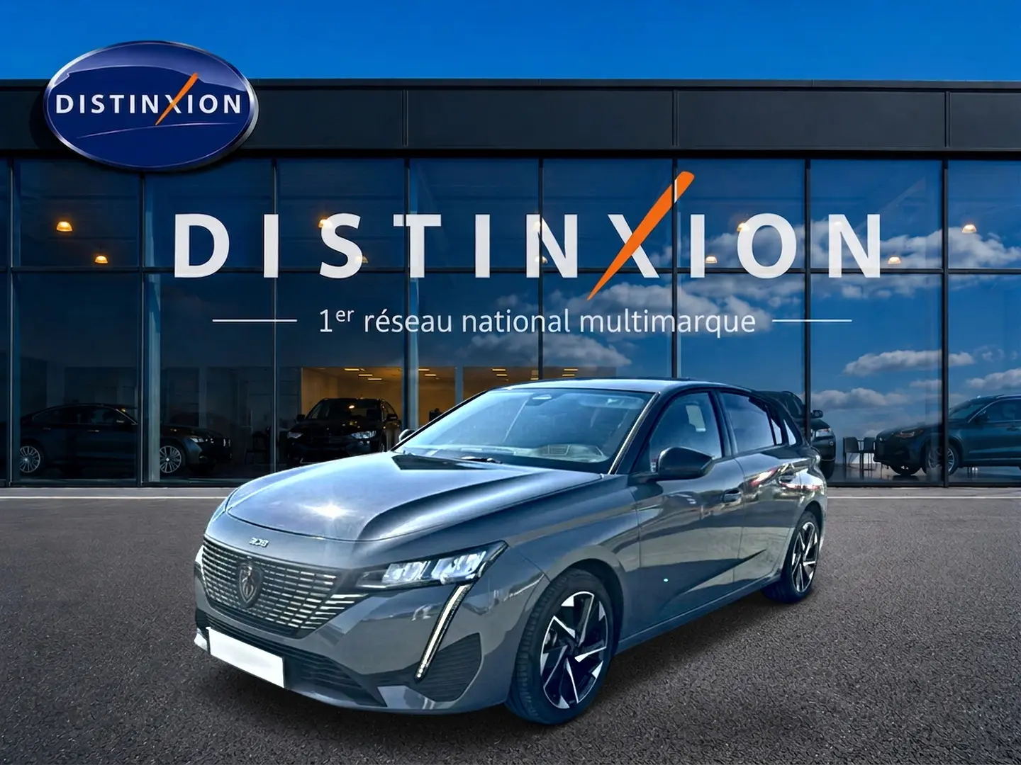 Peugeot 308 gris selenium vue 3/4 avant droit, avec calandre distinctive et jantes alliage noires.