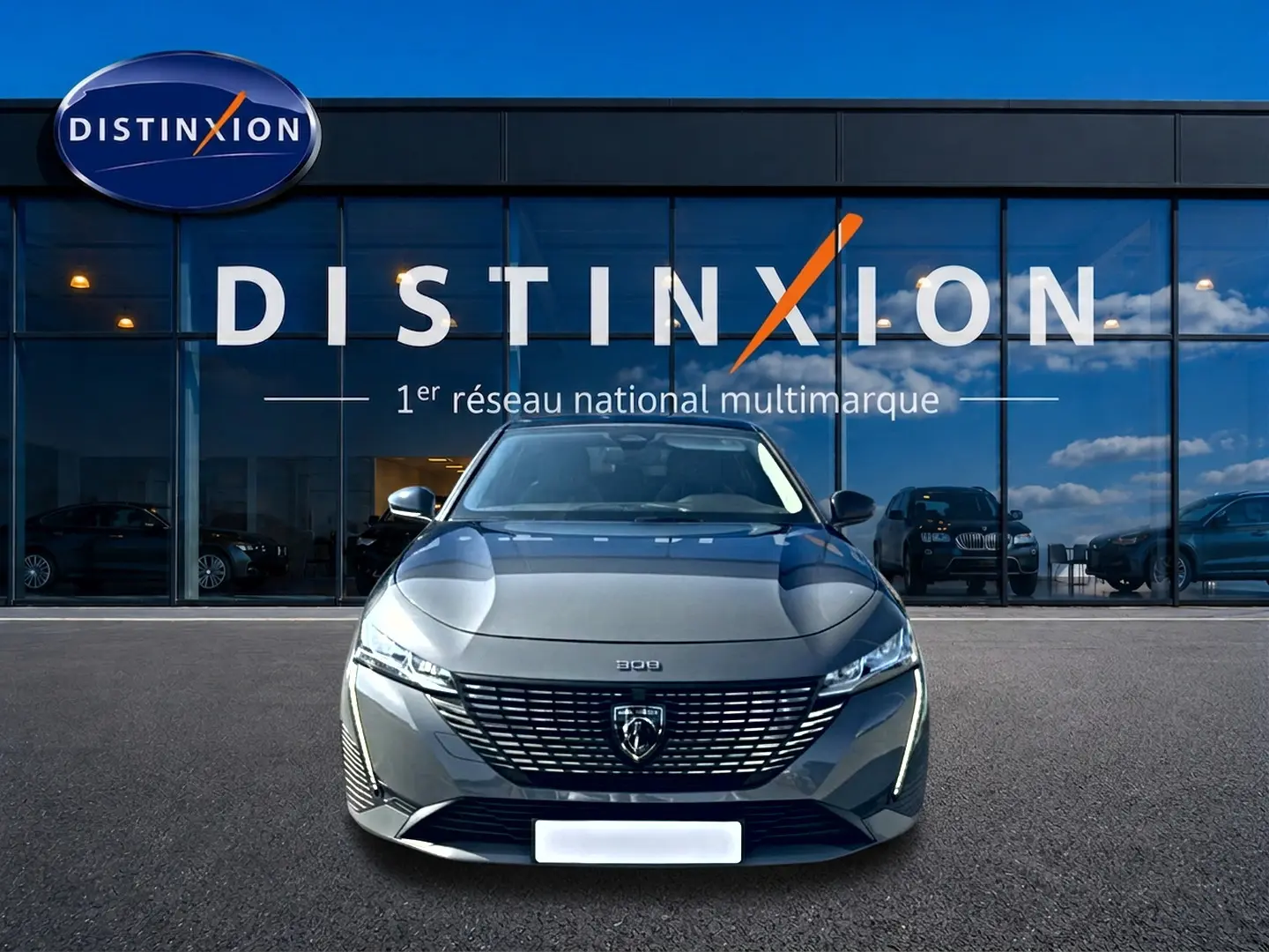 Peugeot 308 gris selenium vue de face, mettant en valeur la calandre distinctive et les phares LED fins.
