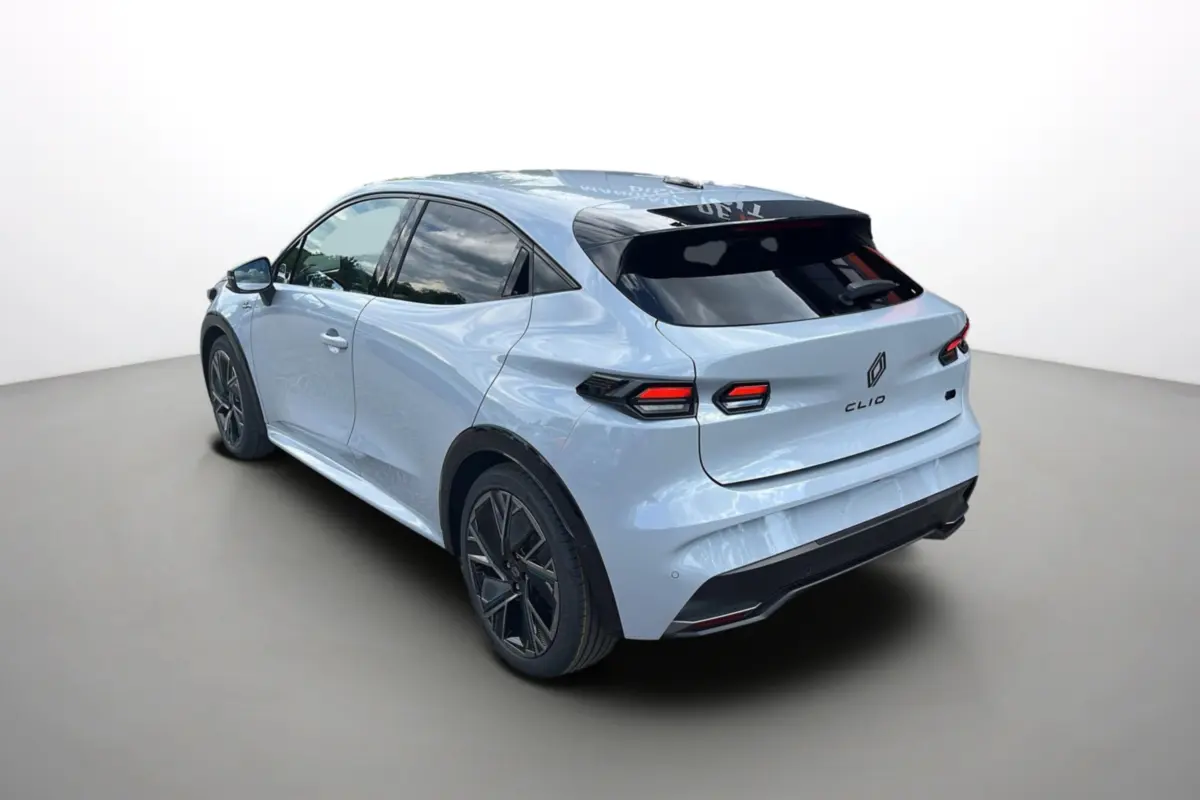 Vue 3/4 arrière droite d'une Renault Clio 6 E-Tech 160 Esprit Alpine gris rafale avec vitres surteintées et jantes alu noires.