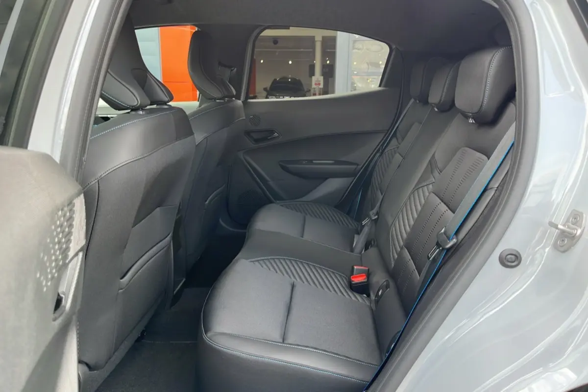 Vue intérieure côté droit sur la banquette arrière noire avec surpiqûres bleues de la Renault Clio 6 E-TECH 160 Esprit Alpine gris rafale.
