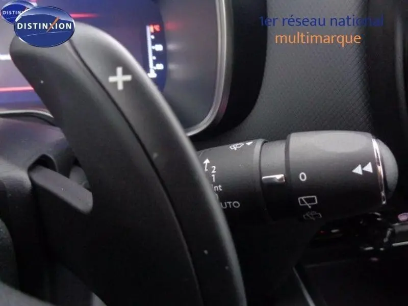 Gros plan sur la palette de changement de vitesse droite et la commande d'essuie-glace du tableau de bord du Citroën C5 Aircross gris acier.