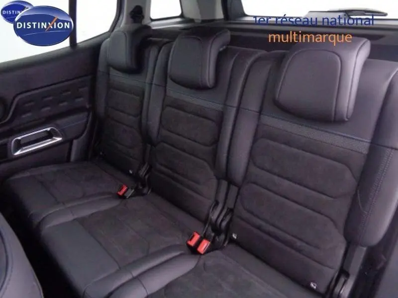 Vue intérieure sur les trois sièges individuels arrière en Alcantara noir du Citroën C5 Aircross gris acier.
