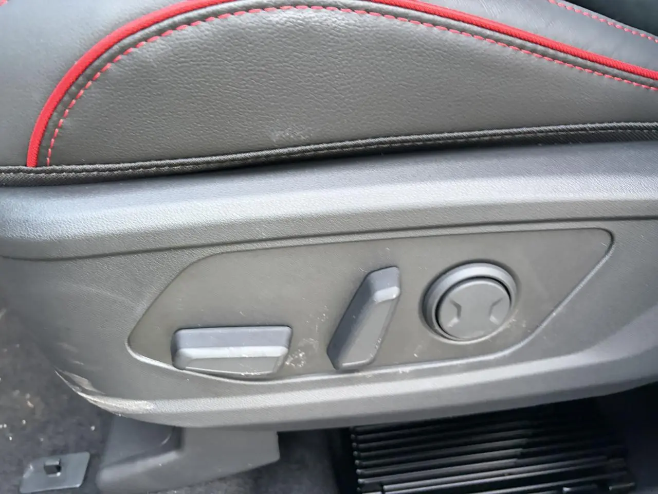 Détail des commandes électriques du siège avant gauche en cuir noir avec surpiqûres rouges du Hyundai Tucson N Line 2025.