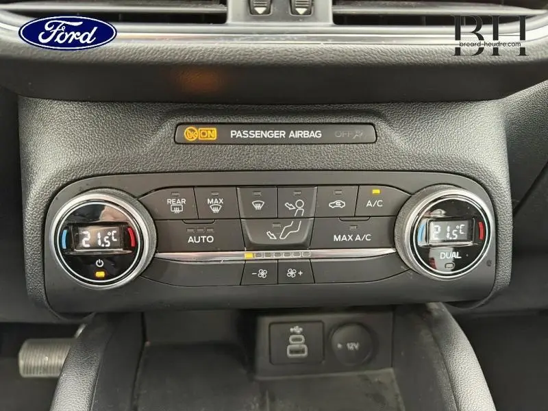 Vue rapprochée du tableau de bord du Ford Kuga 2022, montrant la commande de climatisation automatique bi-zone.