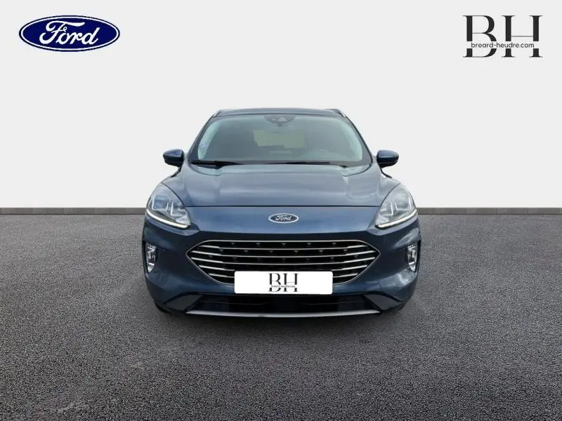 Vue frontale d'un Ford Kuga 2022 bleu azur métallisé avec calandre large et phares LED distinctifs.