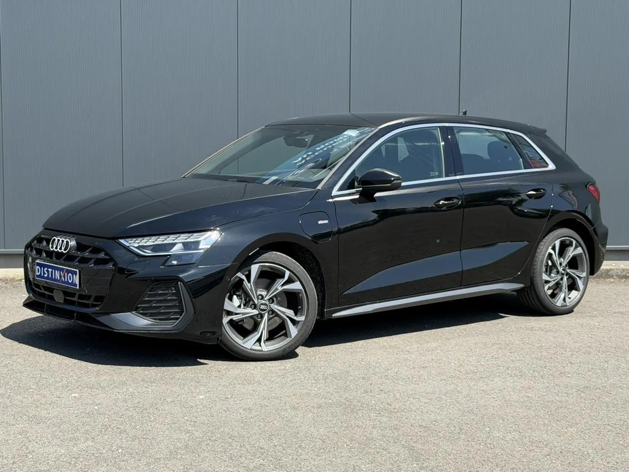 Audi A3 Sportback noir Mythe en vue 3/4 avant droit, avec jantes alliage 5 branches en Y et phares Matrix LED.