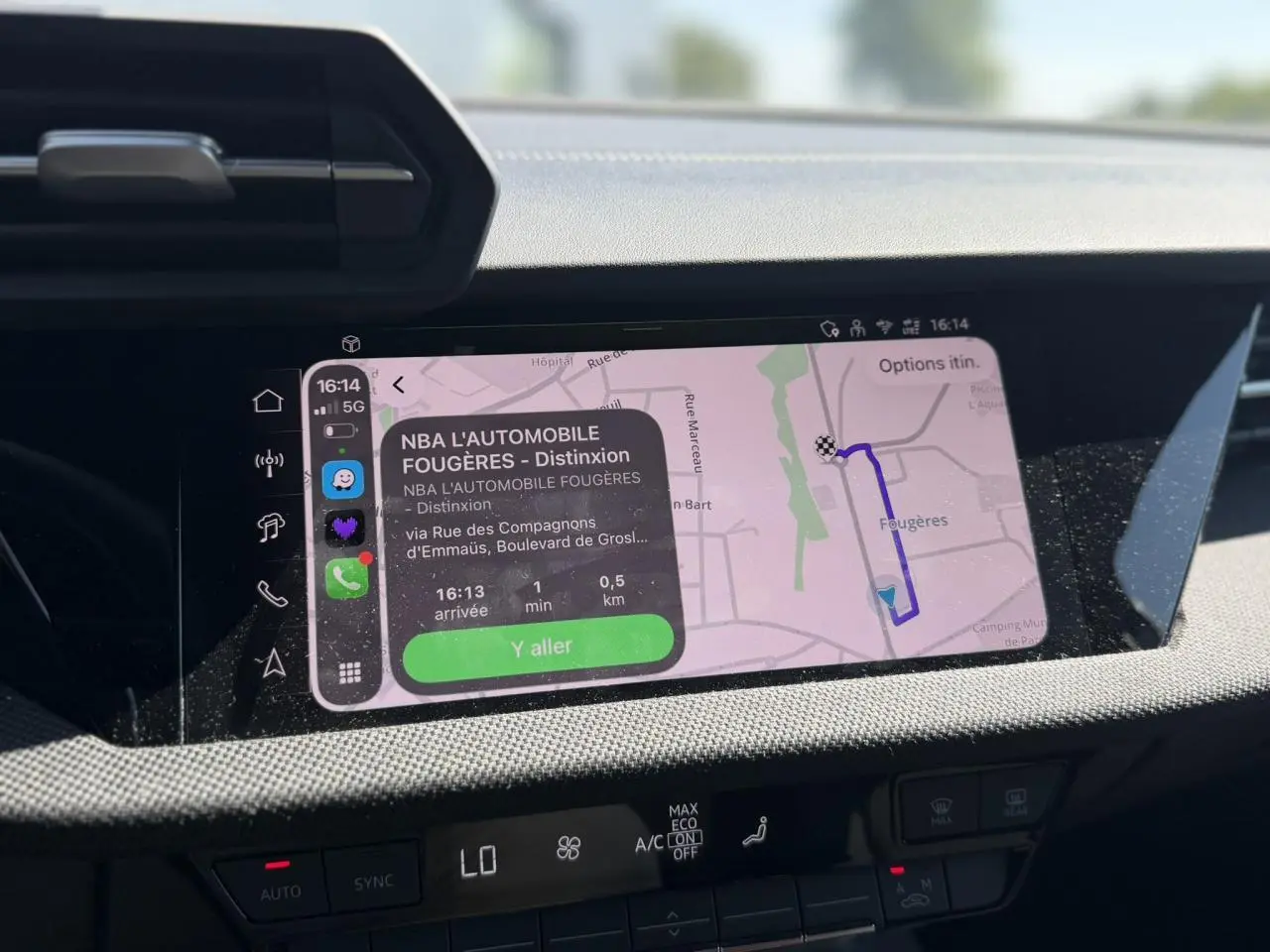 Vue rapprochée de l'écran tactile du tableau de bord de l'Audi A3 Sportback 2025 affichant la navigation GPS.