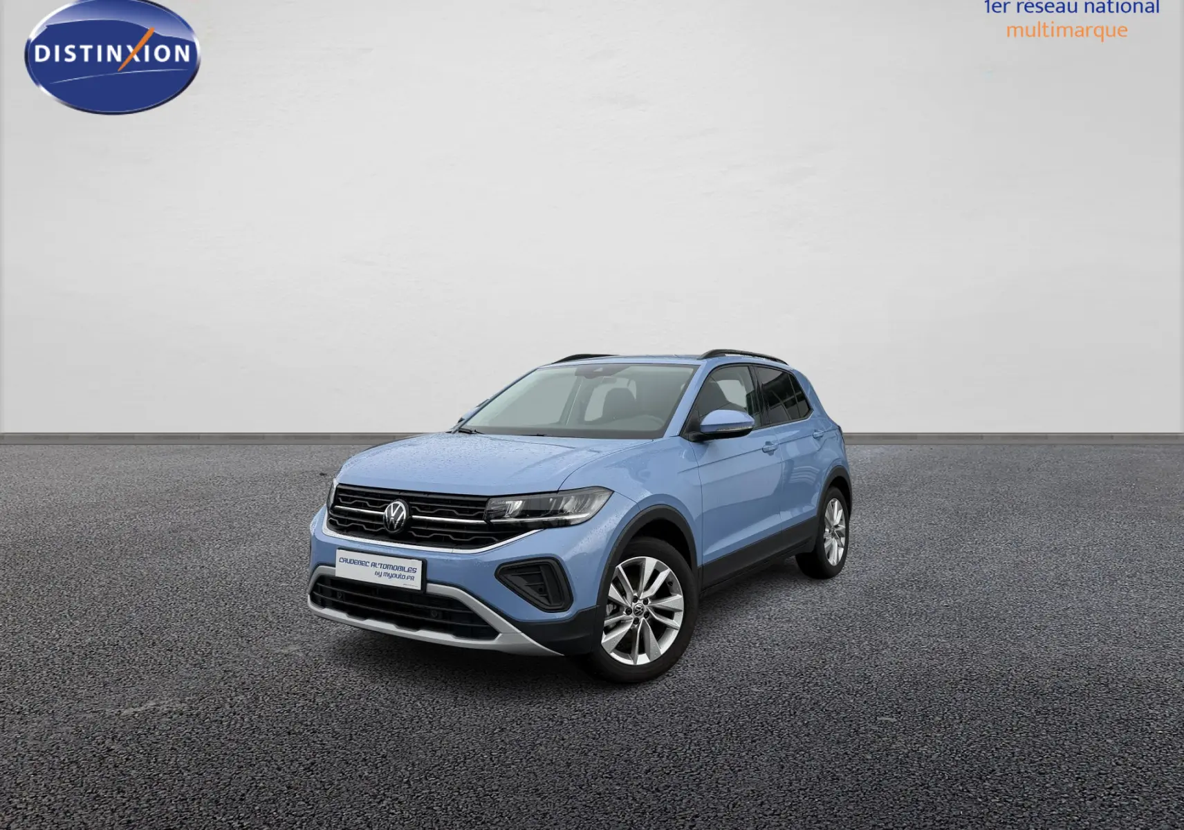 Volkswagen T-Cross bleu en 3/4 avant droit, avec jantes alliage et projecteurs LED visibles.