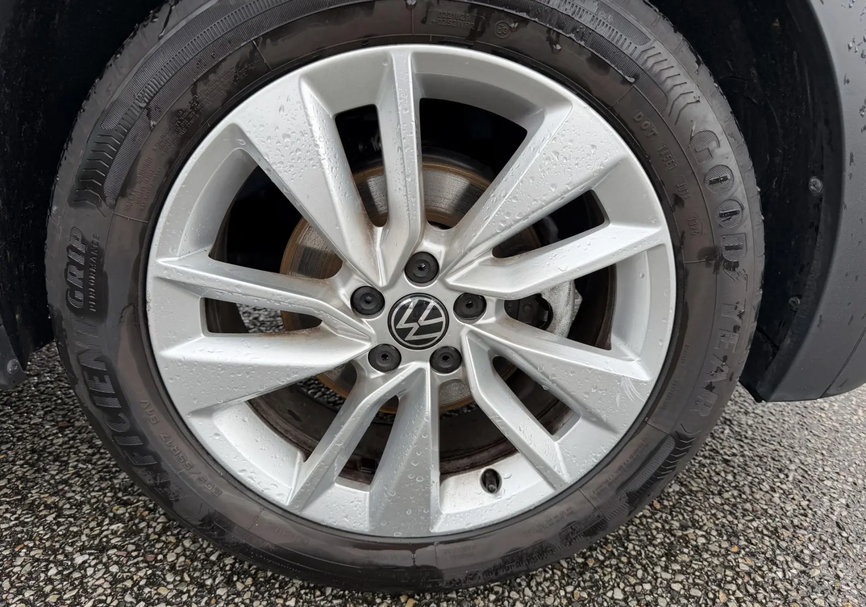 Gros plan sur la jante en alliage léger 17 pouces Bangalore argentée du Volkswagen T-Cross 1.0 TSI 95 bleu.