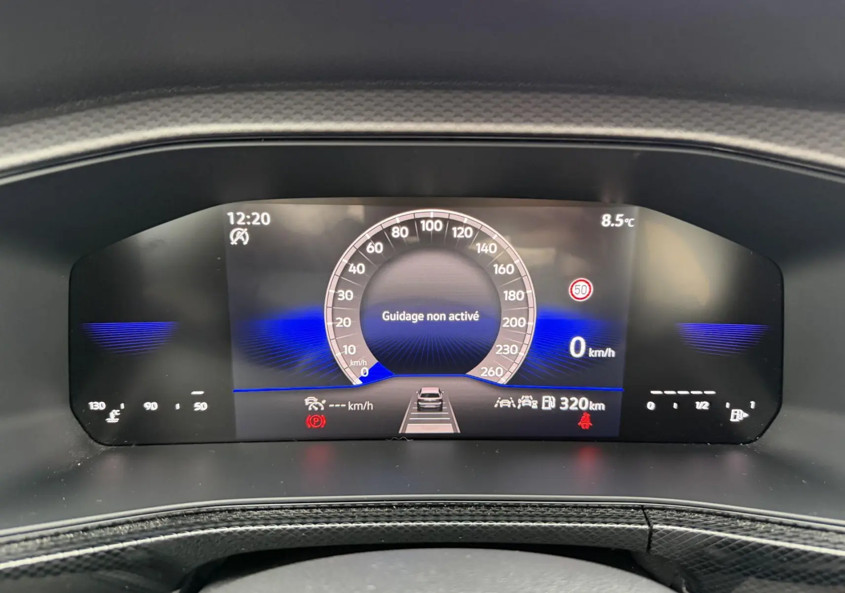 Vue rapprochée du combiné d'instruments digital du Volkswagen T-Cross 2025 affichant la vitesse et alertes de conduite.