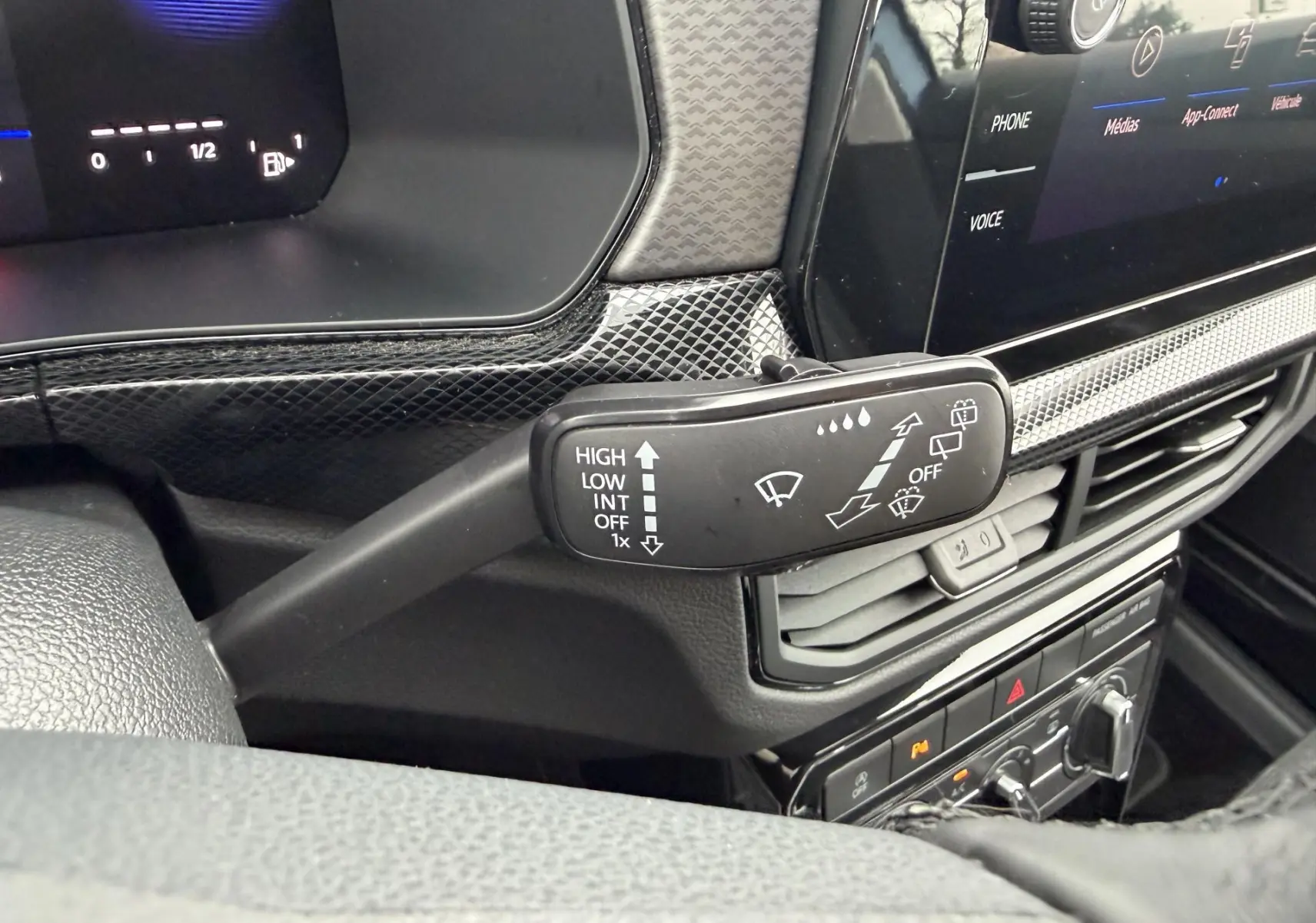 Gros plan sur la commande des essuie-glaces côté gauche du tableau de bord du Volkswagen T-Cross 2025, intérieur noir.