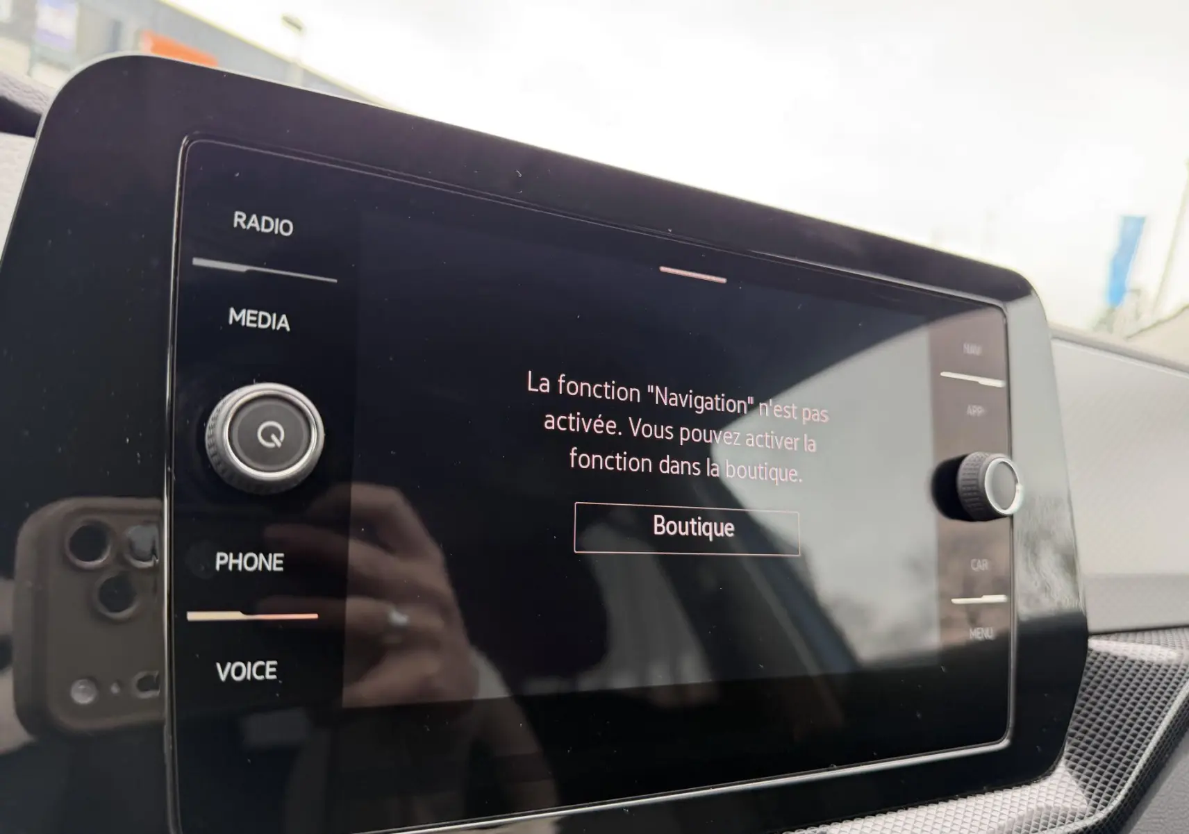 Gros plan sur l'écran tactile central noir du Volkswagen T-Cross 2025 affichant un message d'activation de la navigation.