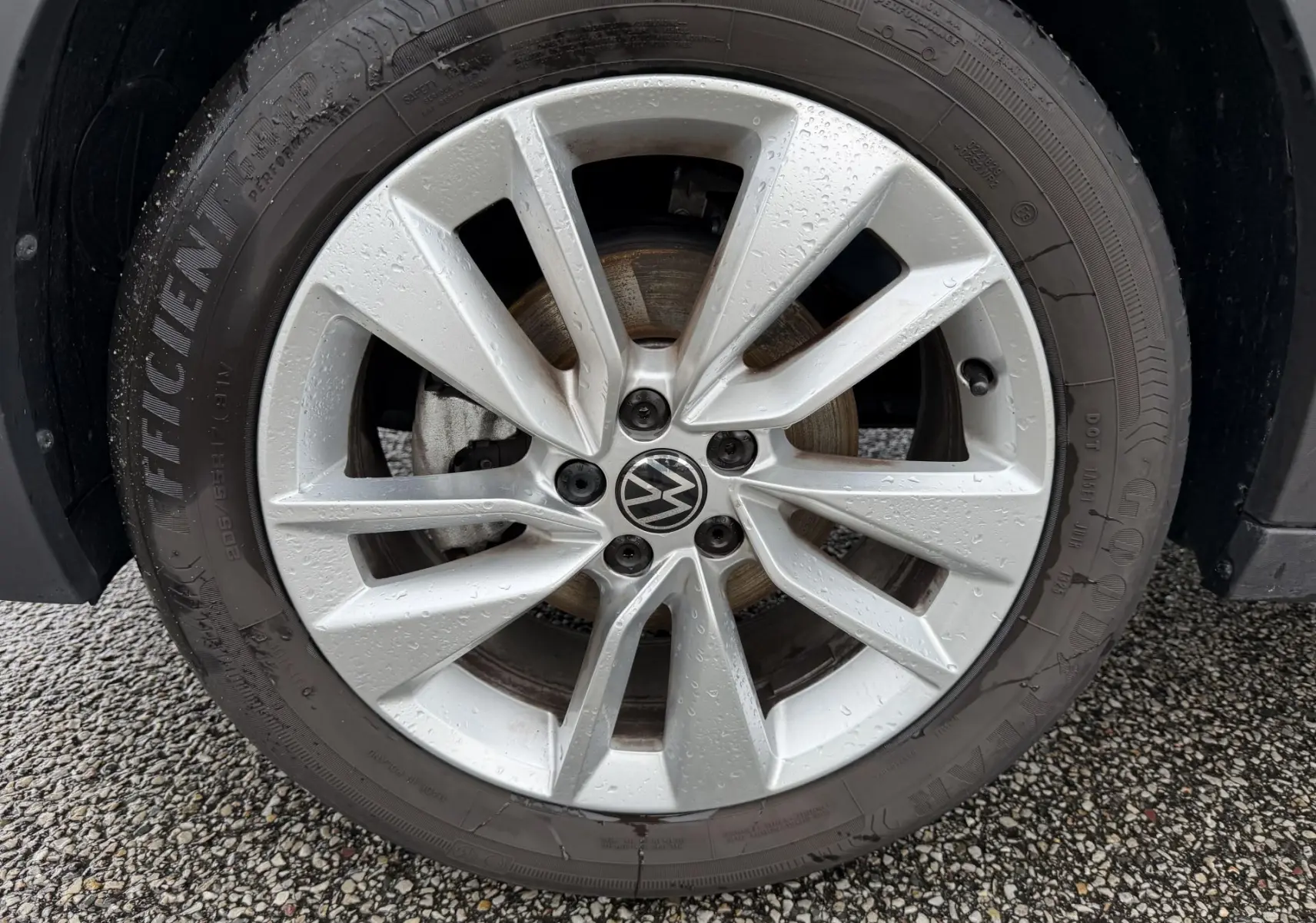Gros plan sur la jante en alliage léger 17 pouces de la Volkswagen T-Cross 1.0 TSI 95, avec logo VW central.