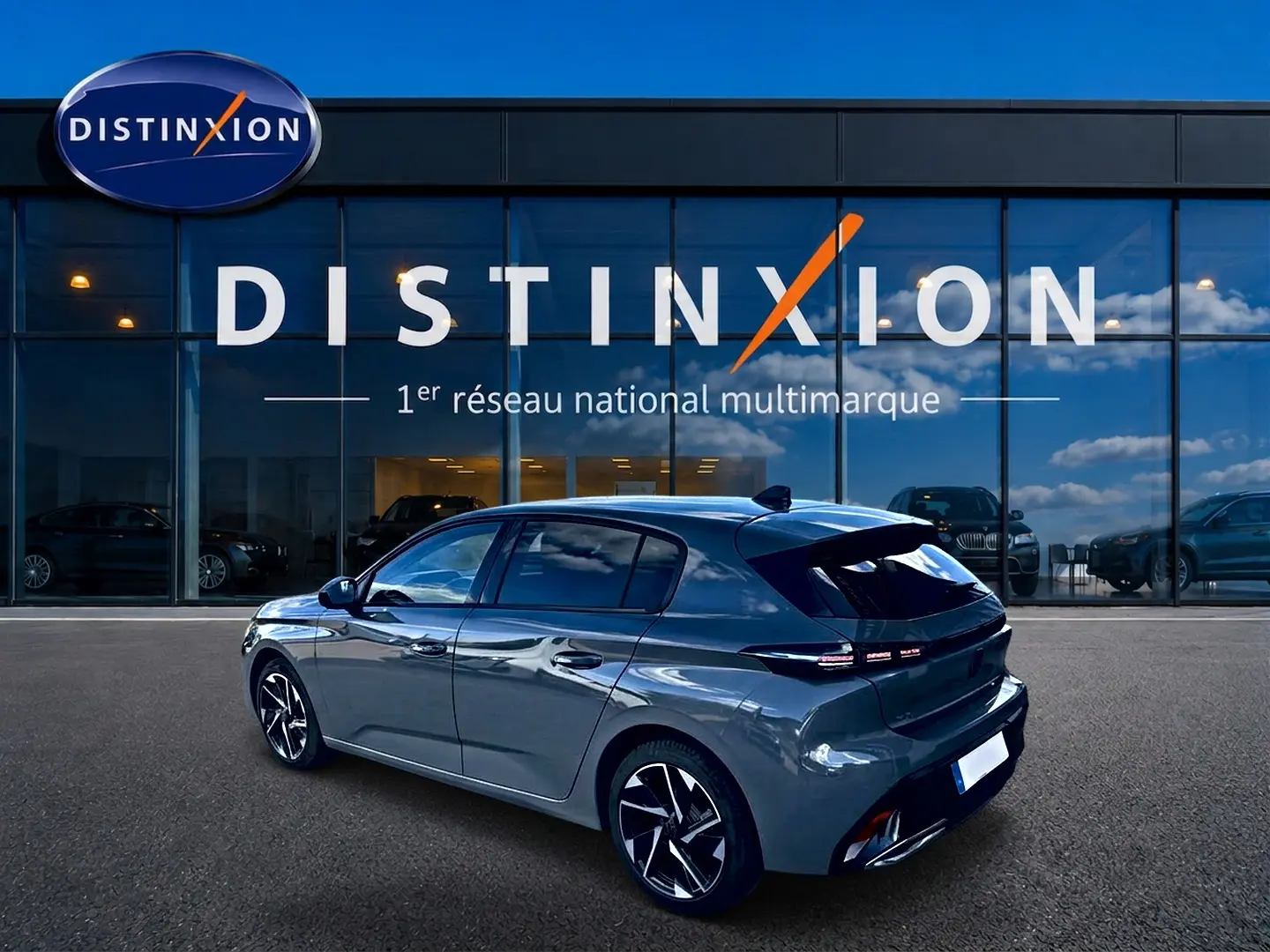 Peugeot 308 gris selenium vue 3/4 arrière droit, avec jantes alliage et feux arrière LED distinctifs.