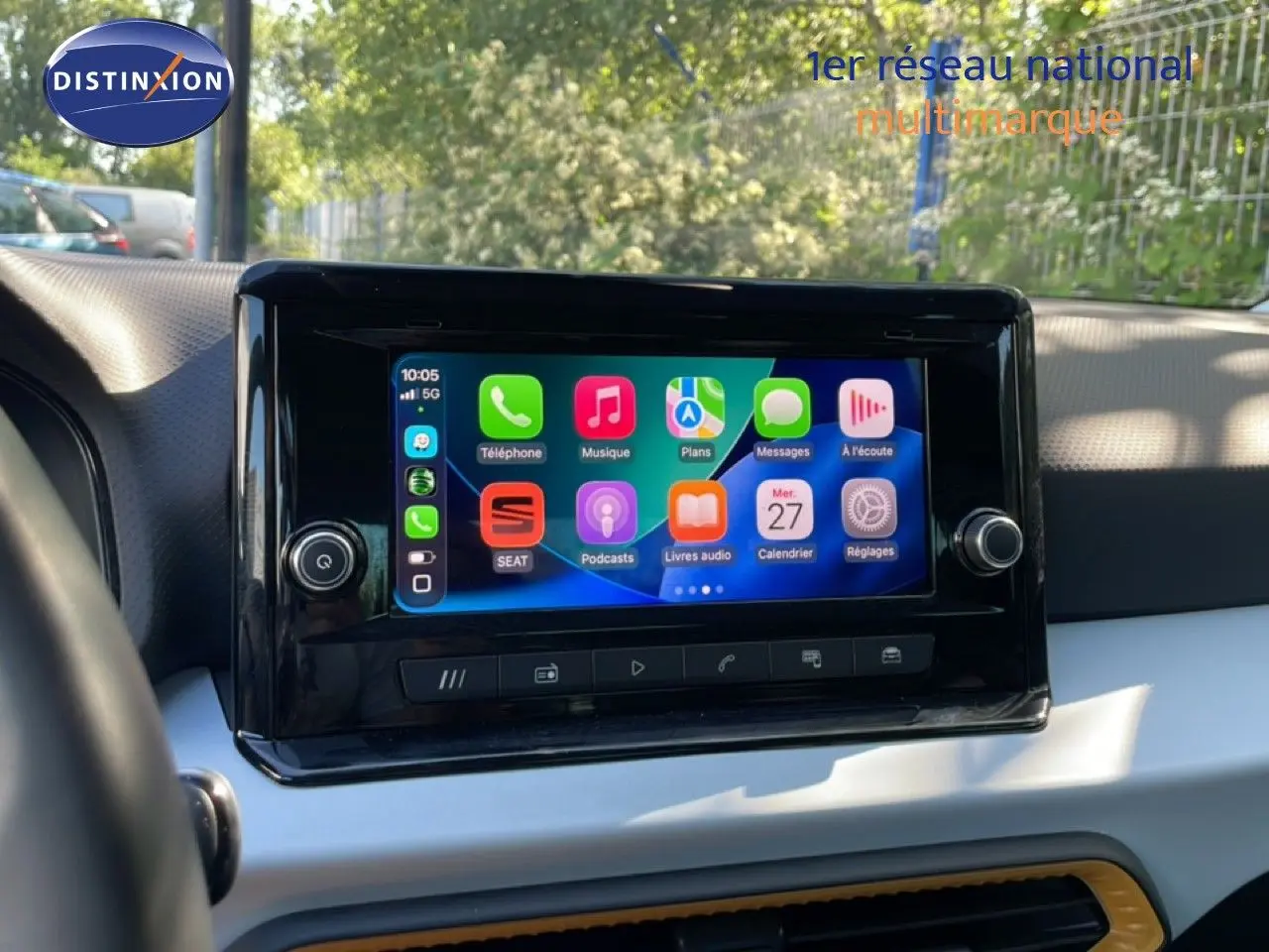 Écran tactile central affichant Apple CarPlay dans l’habitacle gris et noir du SEAT Arona 2025.