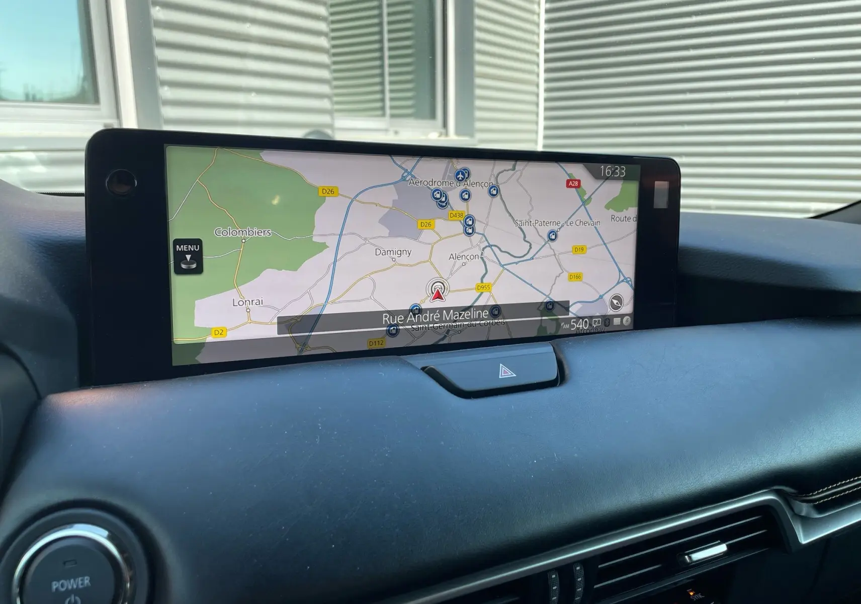 Écran tactile central affichant la navigation dans l'habitacle noir du Mazda CX-80 2024 hybride rechargeable.