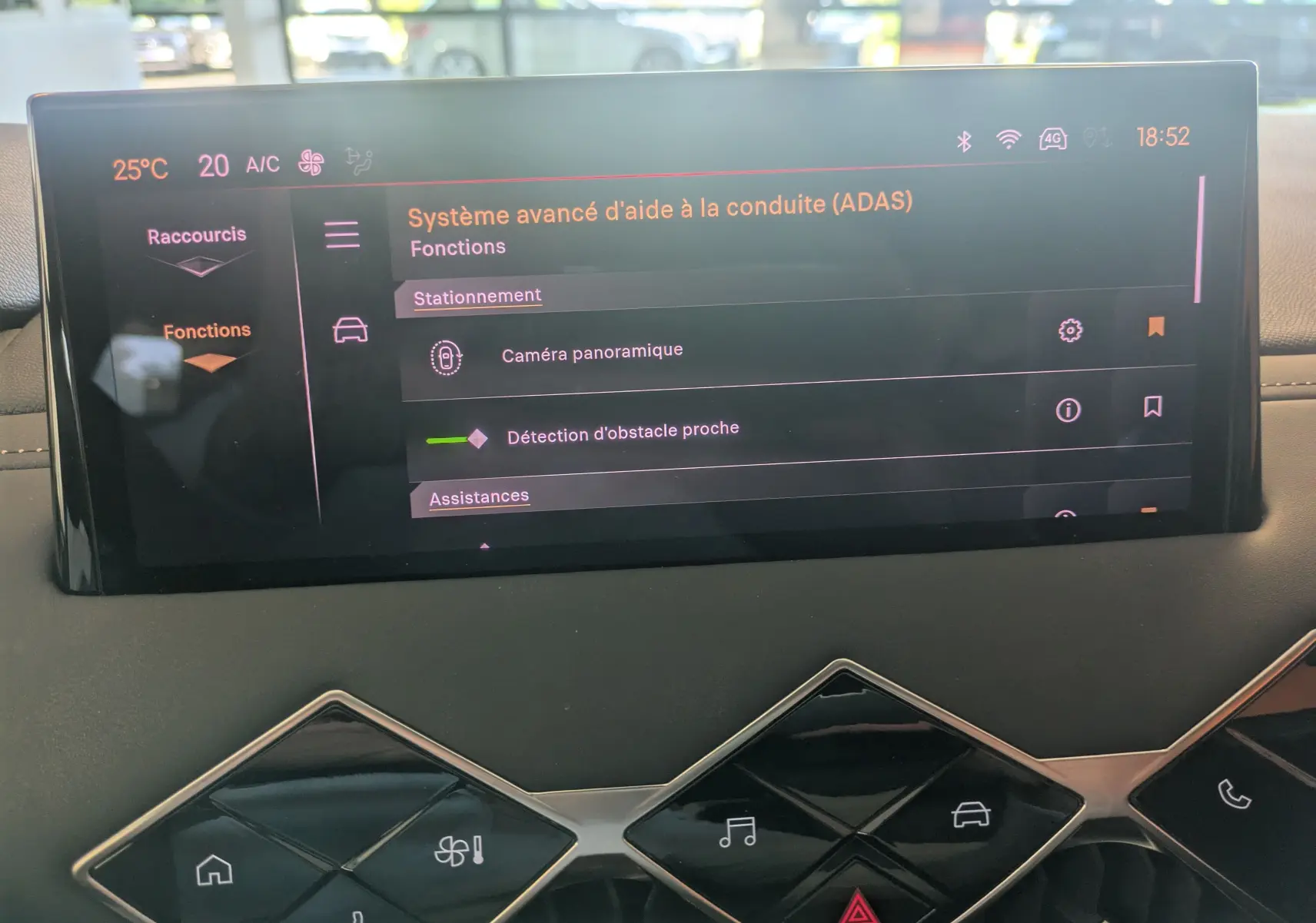 Écran tactile central du DS3 2024 montrant les options d’aide à la conduite avec commandes tactiles en dessous.