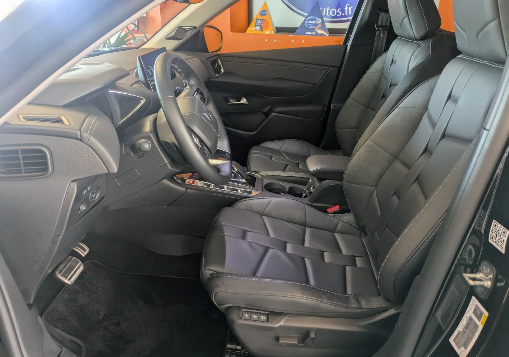 Intérieur avant droit du DS3 2024 noir, sièges cuir noir Nappa, volant cuir, tableau de bord moderne et console centrale.