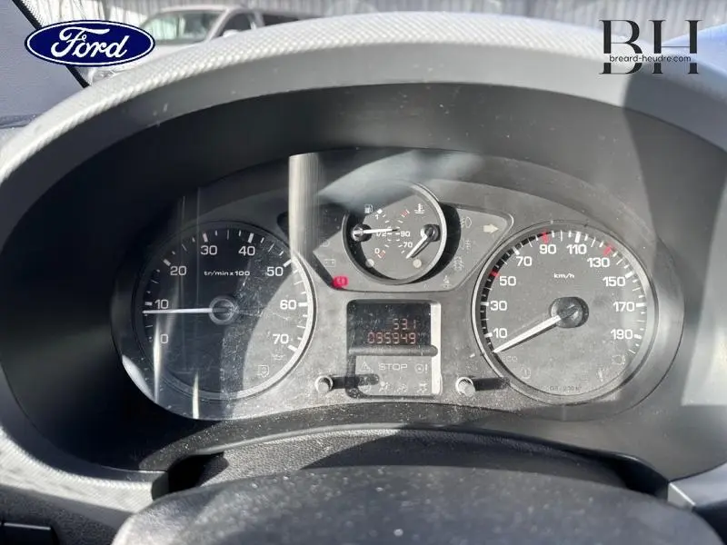 Vue rapprochée du tableau de bord du Peugeot Partner Tepee blanc Banquise, affichant compte-tours et compteur de vitesse.