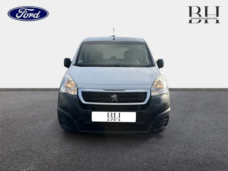 Vue avant d'un Peugeot Partner Tepee blanc Banquise avec calandre noire et phares allumés sur fond neutre.