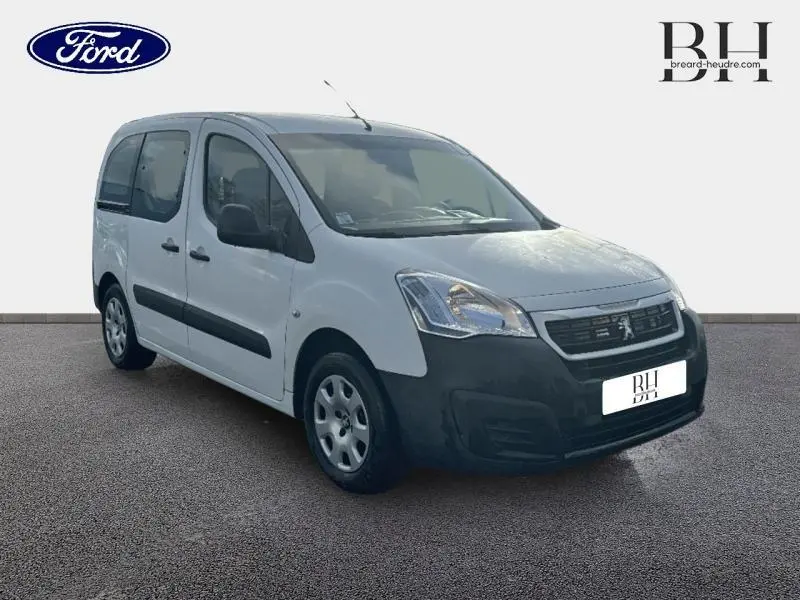 Peugeot Partner Tepee blanc banquise vu en 3/4 avant droit, avec portes latérales coulissantes et pare-chocs noir.