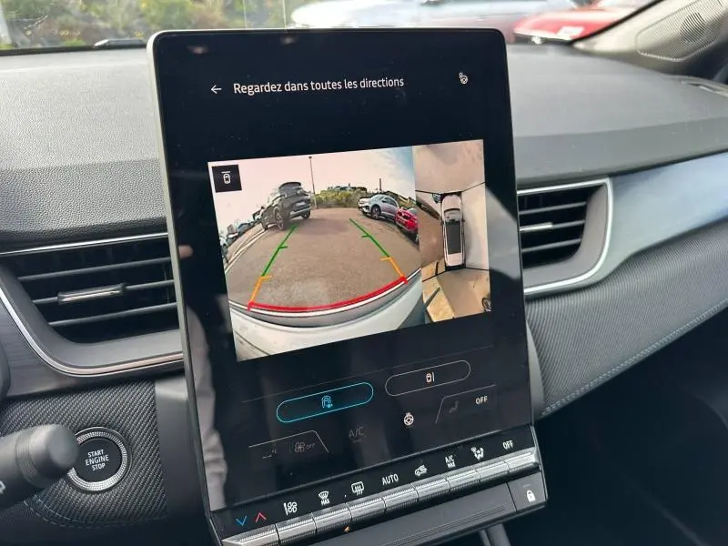 Vue intérieure du tableau de bord du Renault Captur 2026, écran central affichant la caméra de recul et la vue à 360°, finition Gris Cassiopée/Noir Etoilé.