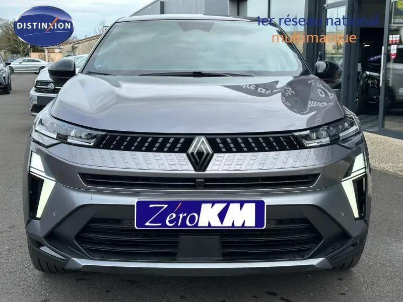 Vue avant du Renault Captur 1.8 E-Tech hybride 2026 en Gris Cassiopée/Noir Étoilé avec signature lumineuse distinctive.