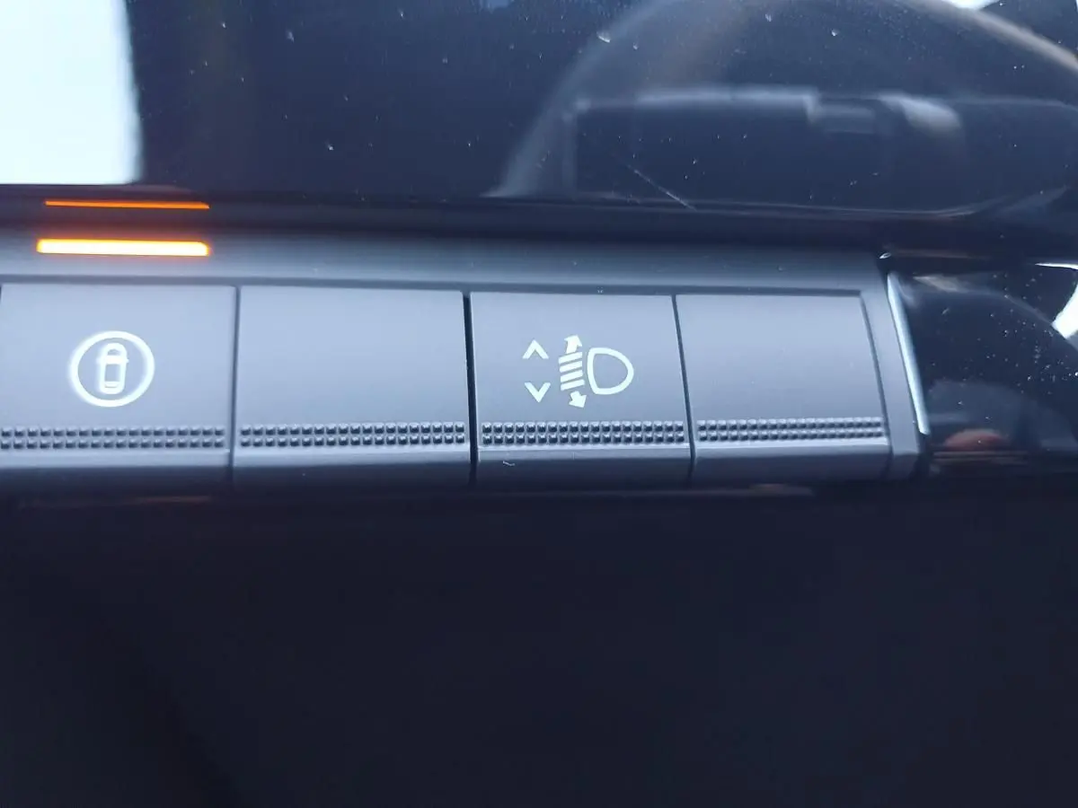 Boutons de commande d’éclairage et verrouillage sur la planche de bord intérieure d’une Renault Clio VI.
