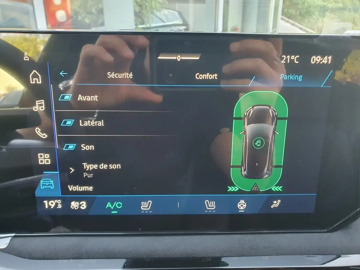 Écran tactile intérieur de la Renault Clio VI affichant les réglages de sécurité et parking en mode confort.