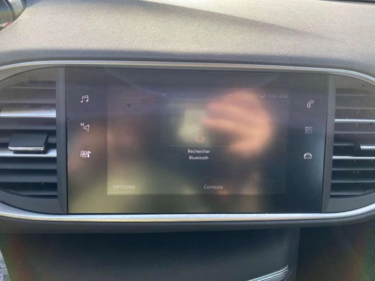 Écran tactile central du tableau de bord de la Peugeot 308 SW 2019 avec commandes multimédia et ventilation visibles.