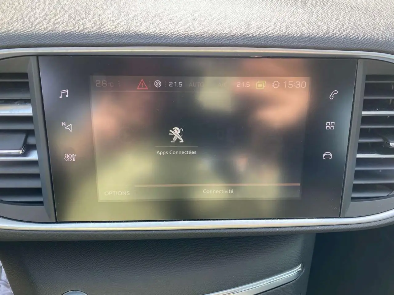Écran tactile central du tableau de bord de la Peugeot 308 SW 2019 avec interface des apps connectées.