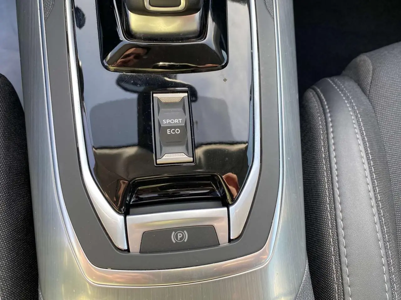 Vue rapprochée de la console centrale du Peugeot 308 SW gris Artense, avec sélecteur modes Sport/Eco et frein électrique.