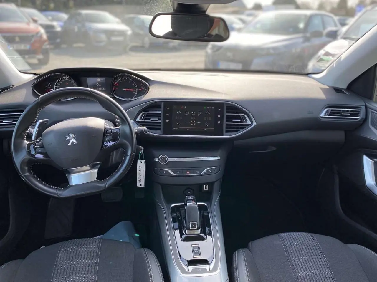 Vue intérieure avant du tableau de bord et volant Peugeot 308 SW 2019 avec écran tactile et boîte automatique.