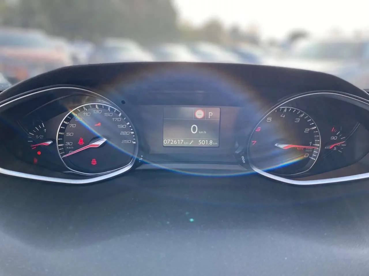 Vue rapprochée du tableau de bord de la Peugeot 308 SW 2019, affichant compteur et écran digital.