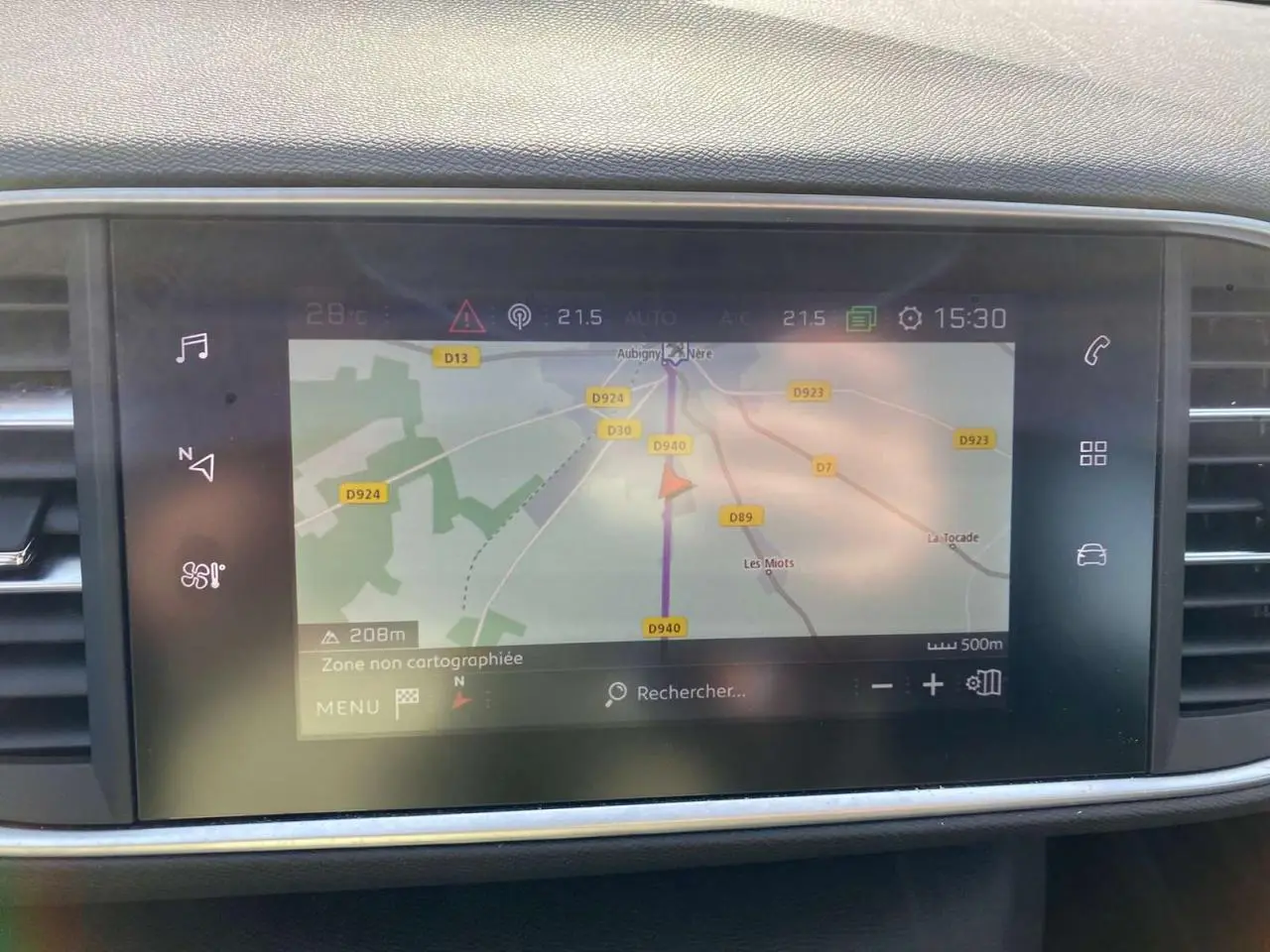 Écran tactile central du tableau de bord du Peugeot 308 SW 2019 affichant la navigation GPS en intérieur.