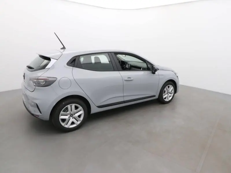 Renault Clio 1.5 dCi 2025 gris schiste vue de profil côté gauche avec becquet arrière et jantes alliage.