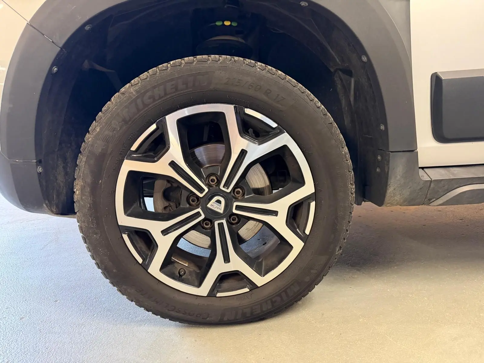 Gros plan sur la roue avant droite du Dacia Duster gris 2019 avec jante alliage 17 pouces Maldives et pneu Michelin.