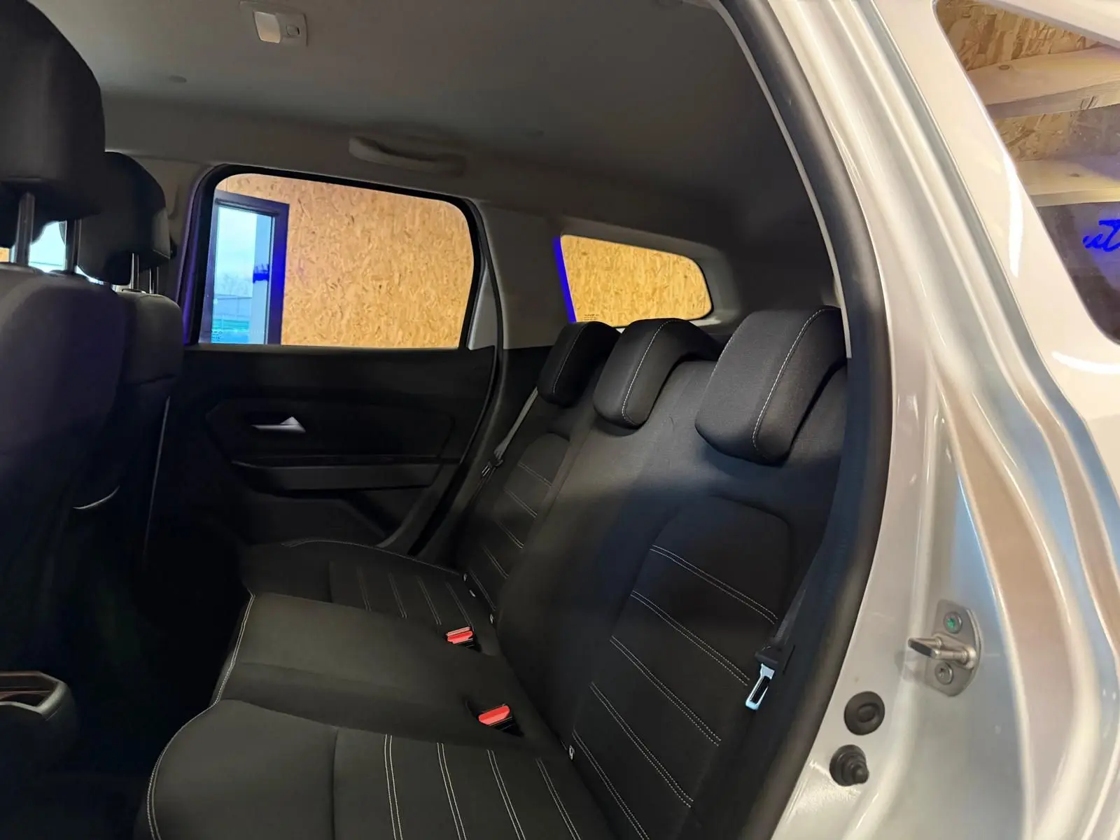 Vue intérieure côté droit sur la banquette arrière noire avec surpiqûres du Dacia Duster gris 2019 Prestige.