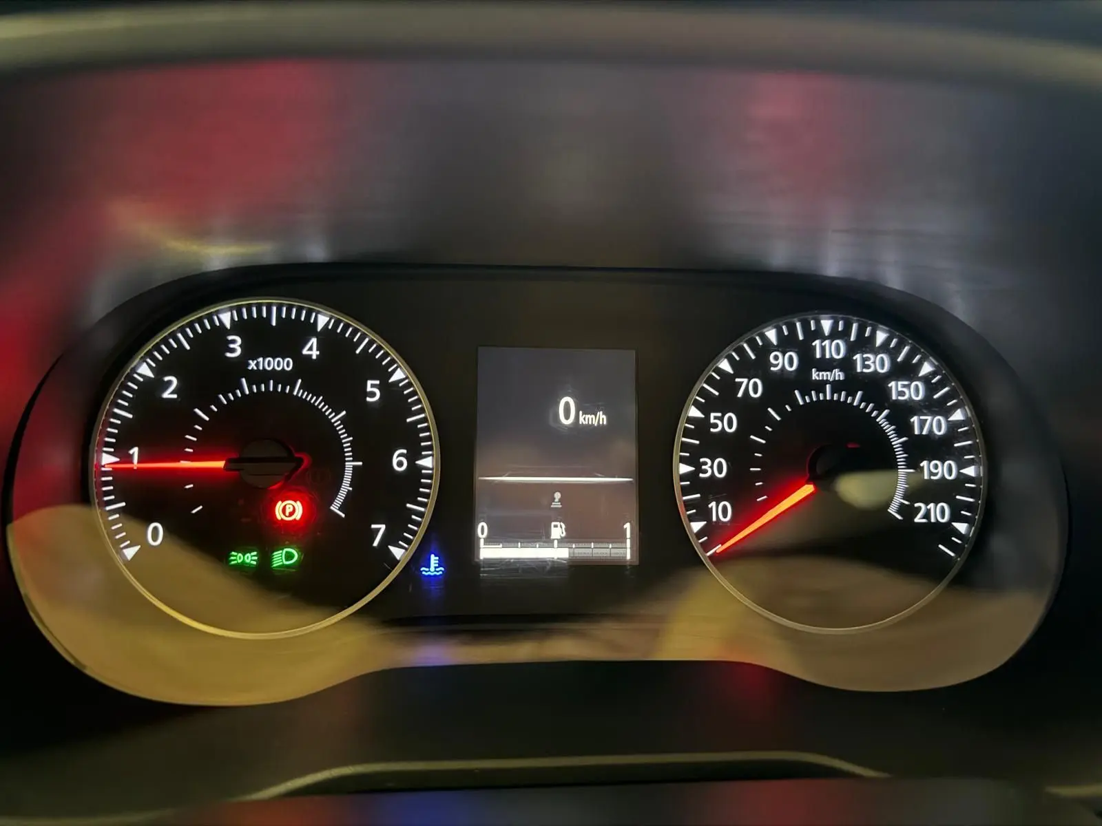 Tableau de bord du Dacia Duster 2019 avec compte-tours, compteur de vitesse et écran digital affichant 0 km/h.