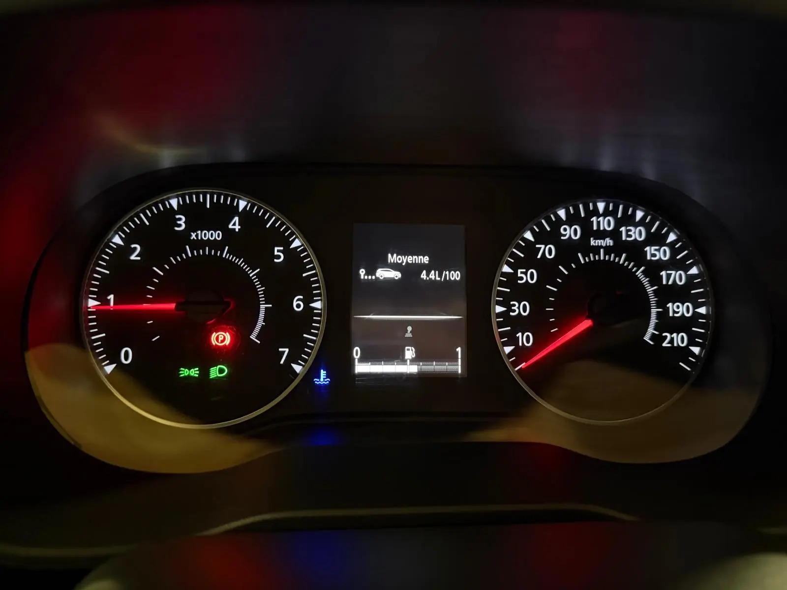 Tableau de bord du Dacia Duster 2019 avec compte-tours, vitesse et écran affichant consommation moyenne à 4,4 L/100 km.