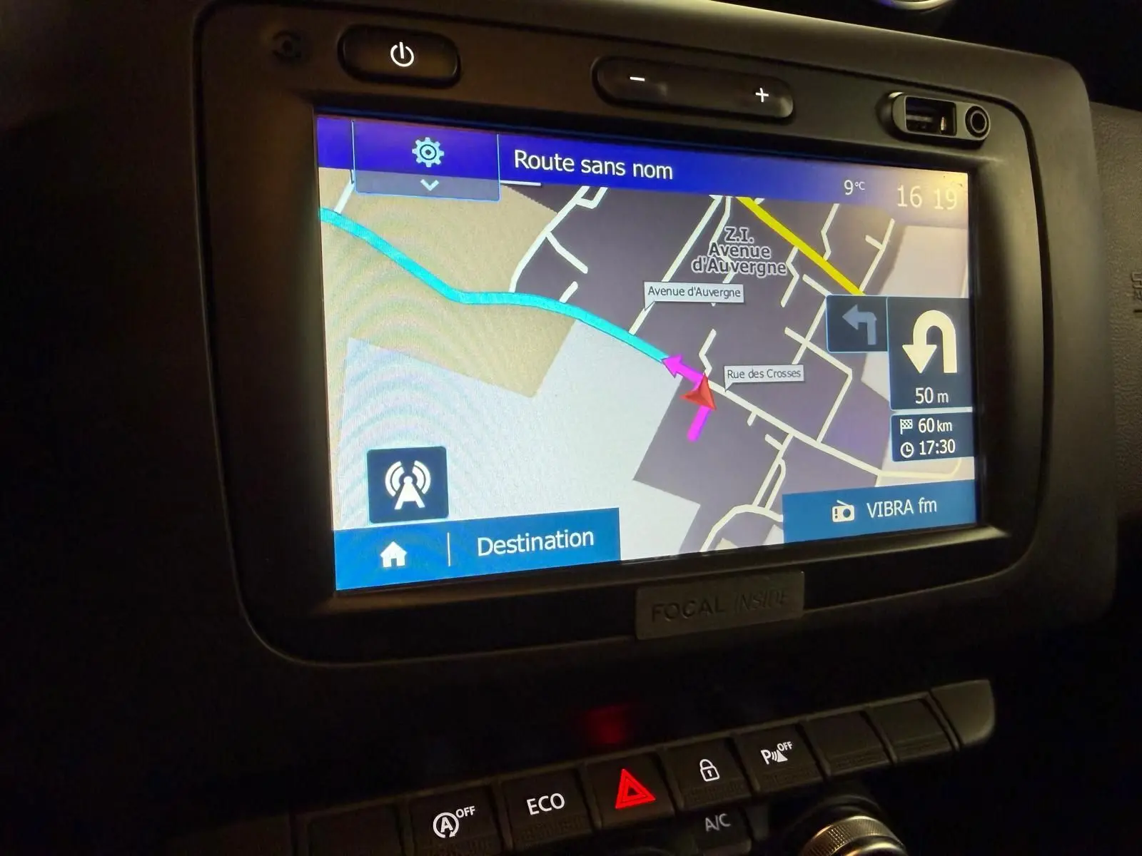 Écran GPS de la console centrale du Dacia Duster gris 2019 avec commandes ECO et avertisseur de parking.