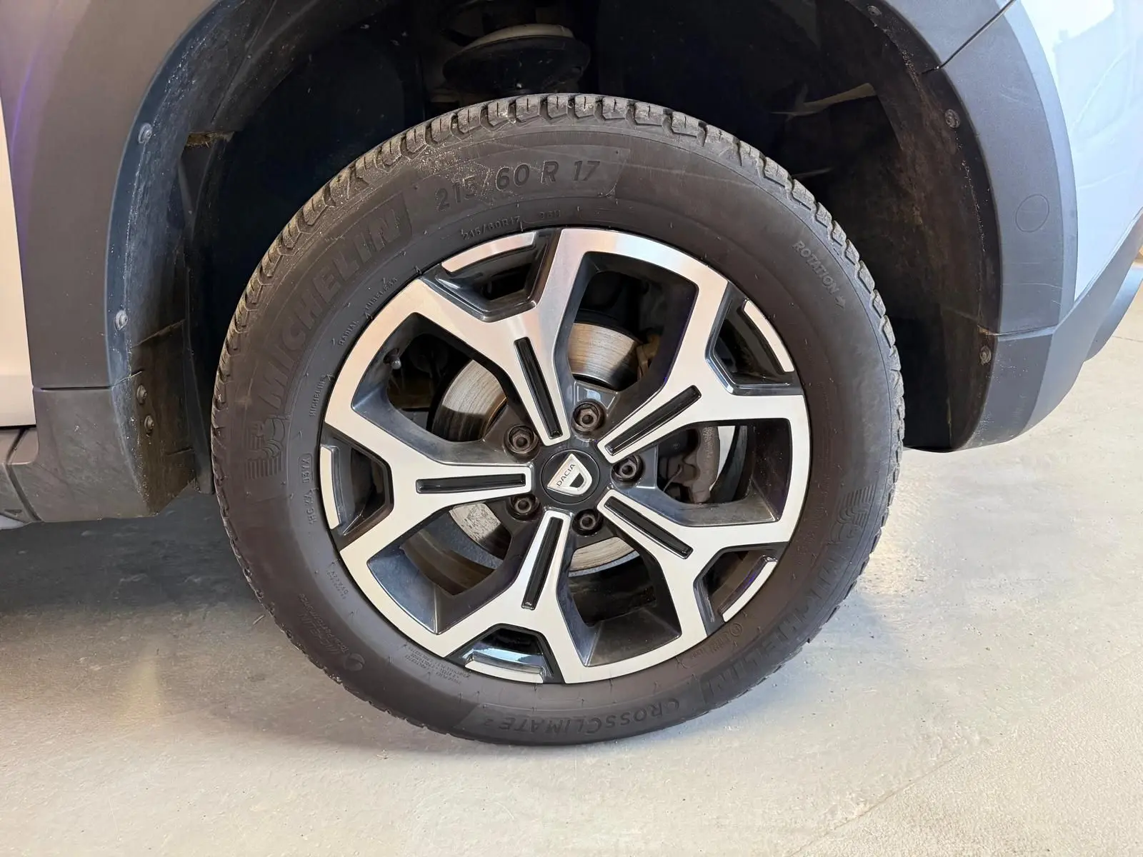 Gros plan sur la jante alliage 17'' Maldives et pneu Michelin du Dacia Duster gris, côté avant droit.